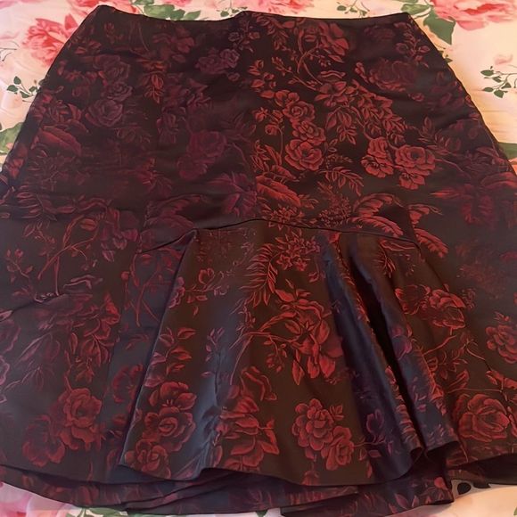 Red black floral rose mermaid Ann Taylor Petites skirt 12 - Picture 2 of 7